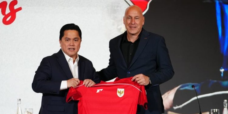 Ketua Umum PSSI, Erick Thohir dan Direktur Teknik, Alexander Zwiers