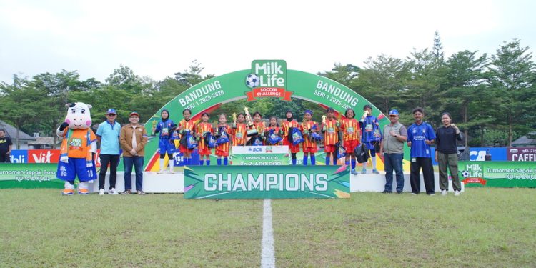 Selebrasi SD Pelita usai keluar sebagai juara MLSC Bandung Seri 1