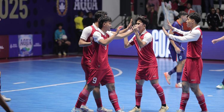 Timnas Futsal Indonesia melakukan selebrasi usai membobol gawang Belanda