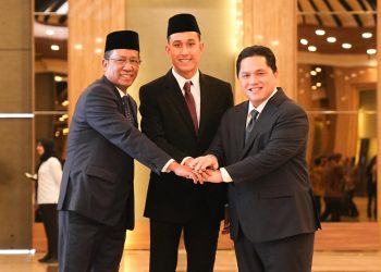 Miliano Jonathans bersama Ketua Umum PSSI, Erick Thohir, dan Menteri Hukum, Supratman Andi Agtas