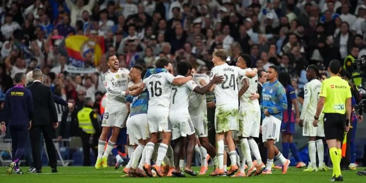 Skuad Real Madrid melakukan selebrasi usai kalahkan Barcelona