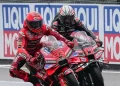 Marc Marquez dan Marco Bezzecchi saat berduel di lintasan MotoGP