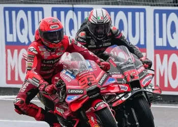 Marc Marquez dan Marco Bezzecchi saat berduel di lintasan MotoGP