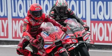 Marc Marquez dan Marco Bezzecchi saat berduel di lintasan MotoGP