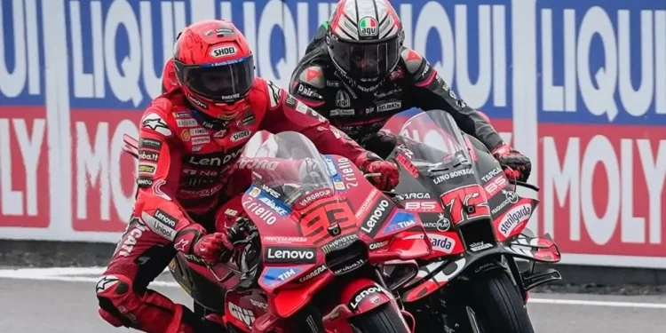 Marc Marquez dan Marco Bezzecchi saat berduel di lintasan MotoGP