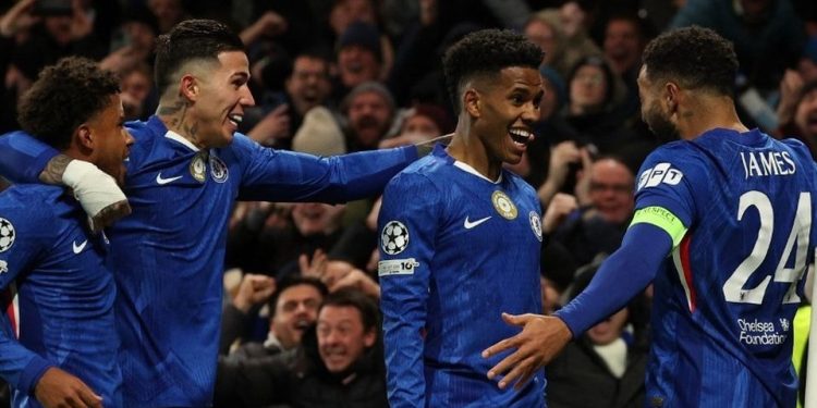 Estevao Willian melakukan selebrasi usai bobol gawang Barcelona