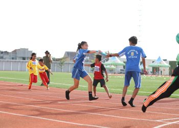 Peserta perlombaan estafet 5 x 80 meter mixed