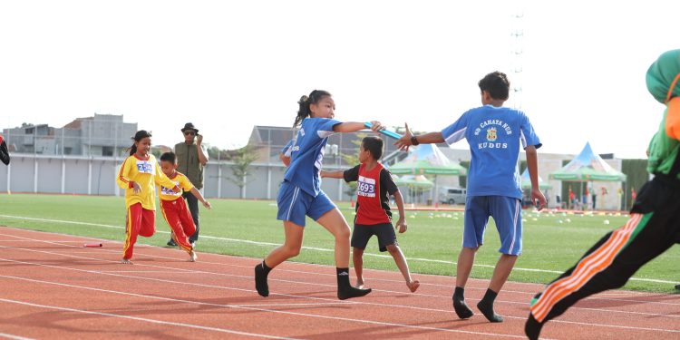 Peserta perlombaan estafet 5 x 80 meter mixed