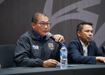 Ketua BTN, Sumardji (kiri) dan Sekjen PSSI, Yunus Nusi