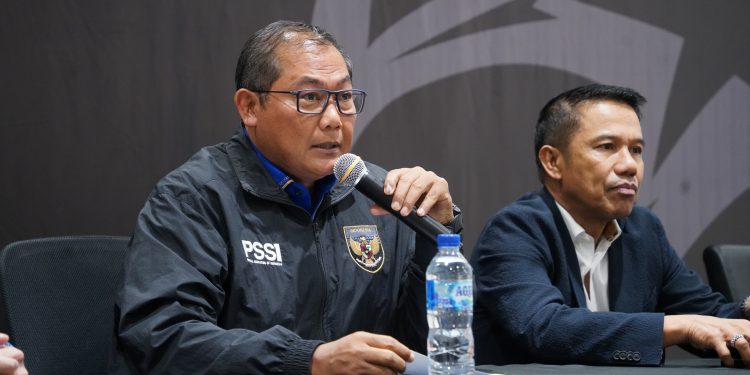 Ketua BTN, Sumardji (kiri) dan Sekjen PSSI, Yunus Nusi