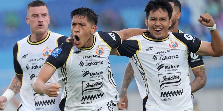 Selebrasi pemain Persija usai bobol gawang Arema FC