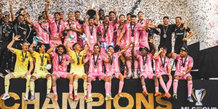 Lionel Messi bersama skuad Inter Miami angkat trofi MLS