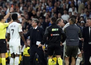 Wasit memberikan kartu merah untuk pemain Real Madrid