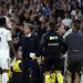 Wasit memberikan kartu merah untuk pemain Real Madrid