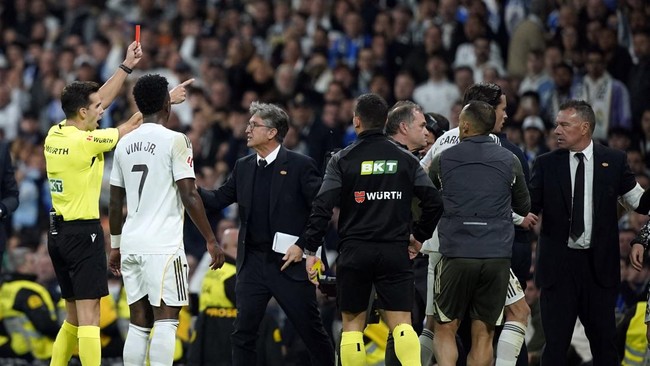 Wasit memberikan kartu merah untuk pemain Real Madrid