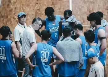 Para pemain Satria Muda sedang diberi arahan teknis