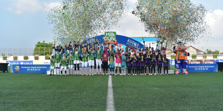 Penyerahan trofi juara MLSC Seri 2 Kudus