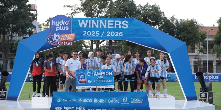 Penyerahan trofi juara HYDROPLUS Soccer League Surabaya 2026