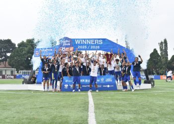 Penyerahan trofi HYDROPLUS Soccer League Bandung