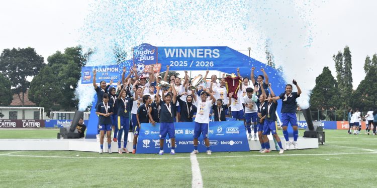 Penyerahan trofi HYDROPLUS Soccer League Bandung